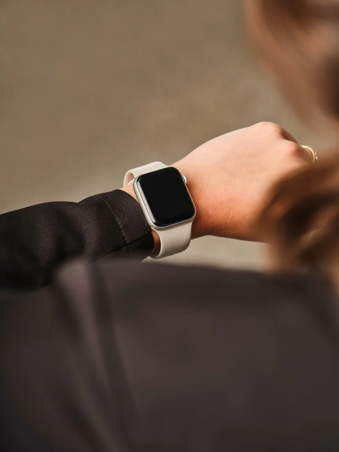 Close-up van een Apple Watch met e‑Boekhouden.nl notificatie