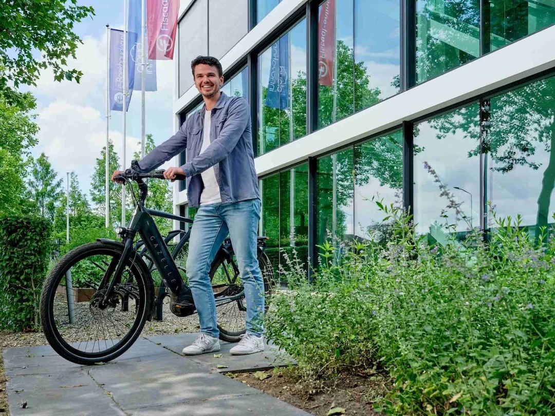 Medewerker met fiets als onderdeel van het fietsplan
