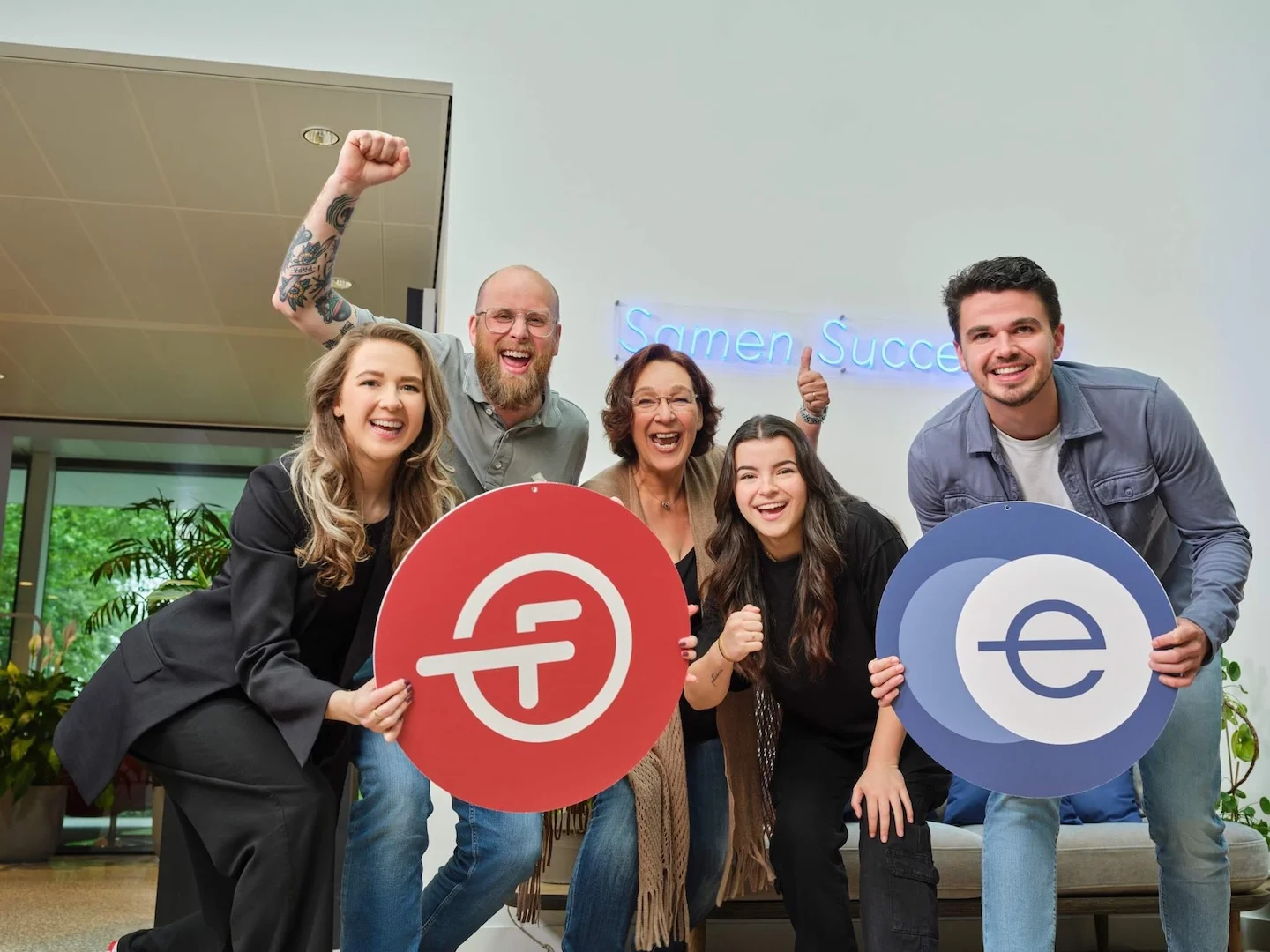 Team viert gezamenlijk een behaald succes