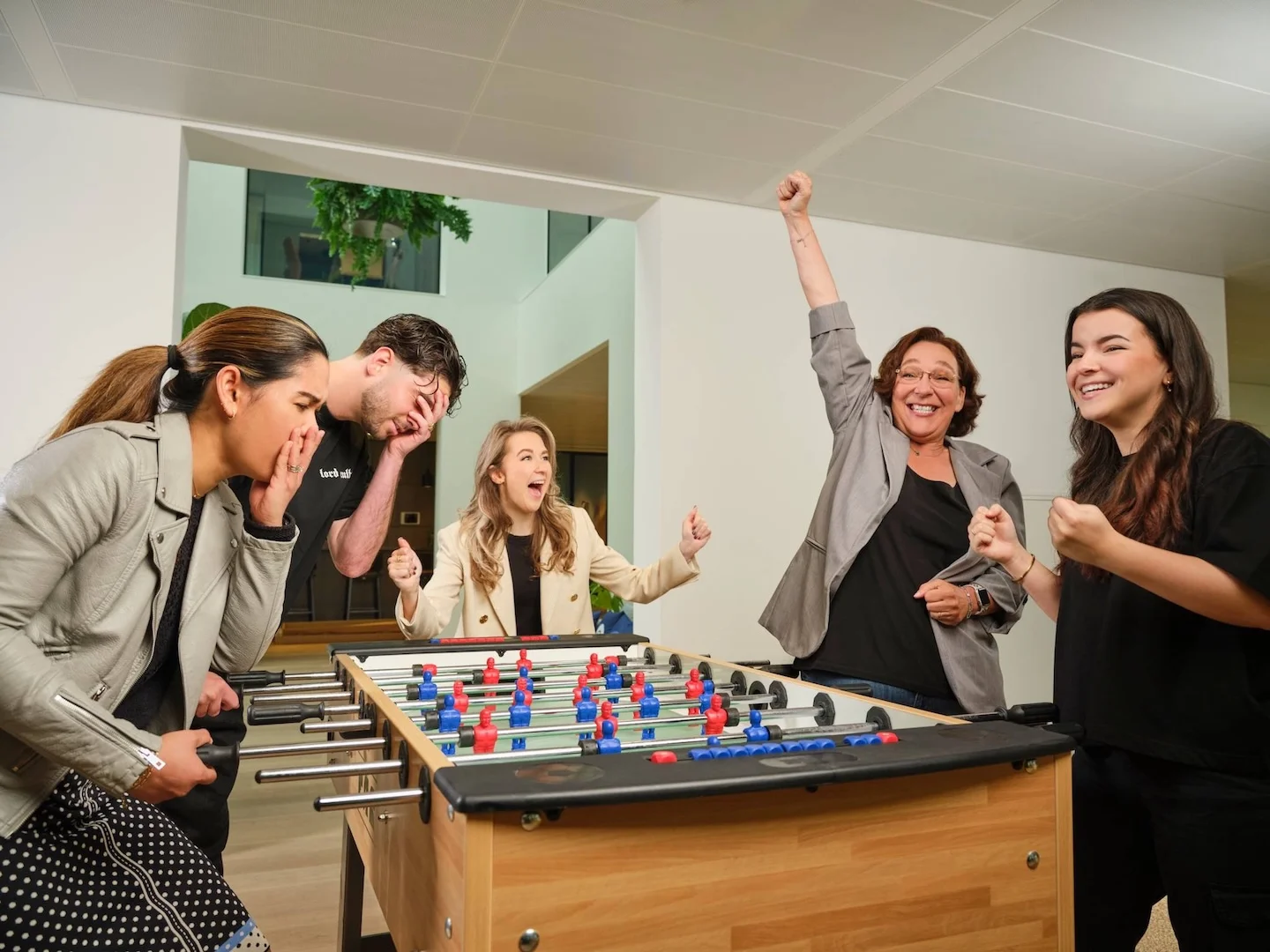 Collega's ontspannen tijdens een potje tafelvoetbal
