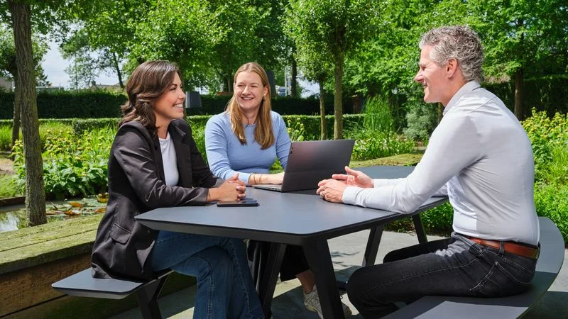 Teamoverleg in de tuin bij e‑Boekhouden.nl kantoor